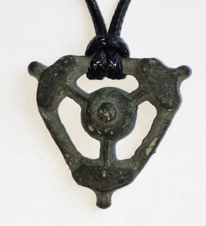 Εποχή των Βίκινγκς Χάλκινο διακοσμημένο τρίγωνο μενταγιόν με πρόσωπα λύκων.  (χωρίς τιμή ασφαλείας) #3.2