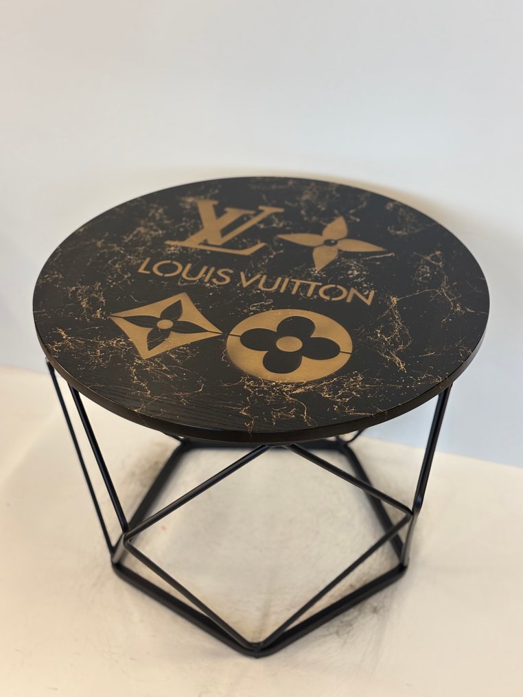 Rob VanMore - Tea-Time on LV Table - ø50cm #1.0
