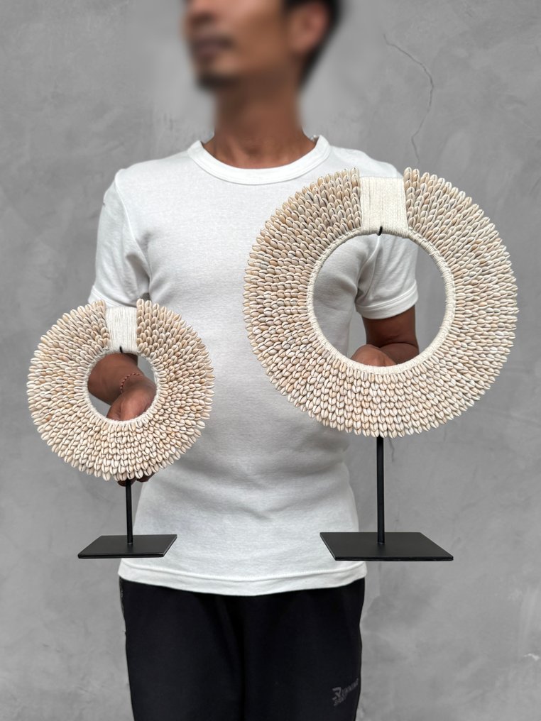装饰饰品 (2) - NO RESERVE PRICE - Stunning Pair of white coloured tolai necklaces on custom stands - 巴布亚新几内亚 #1.0
