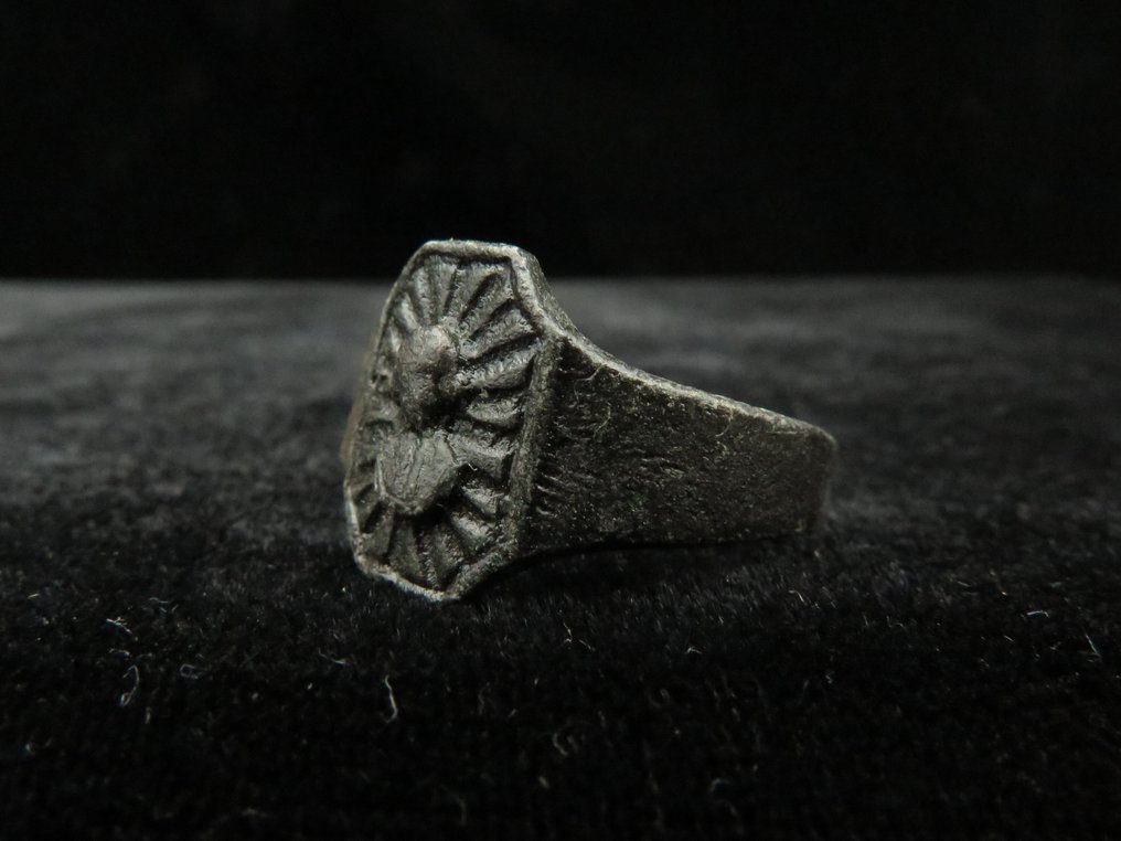 Post-medieval Bronze Ring with a Portrait on the Seal - 20 mm  (No reserve price) #2.1