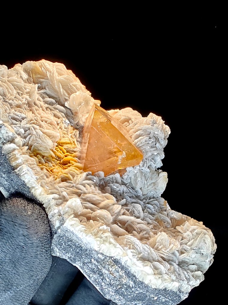 Scheelit Krystaller i indlejring - Højde: 10 cm - Bredde: 7 cm- 318 g #2.1