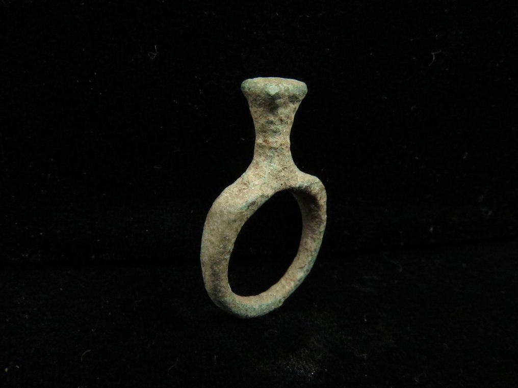 Early medieval Bronze Ring with extended Seal - 16 mm  (No Reserve Price) #2.1
