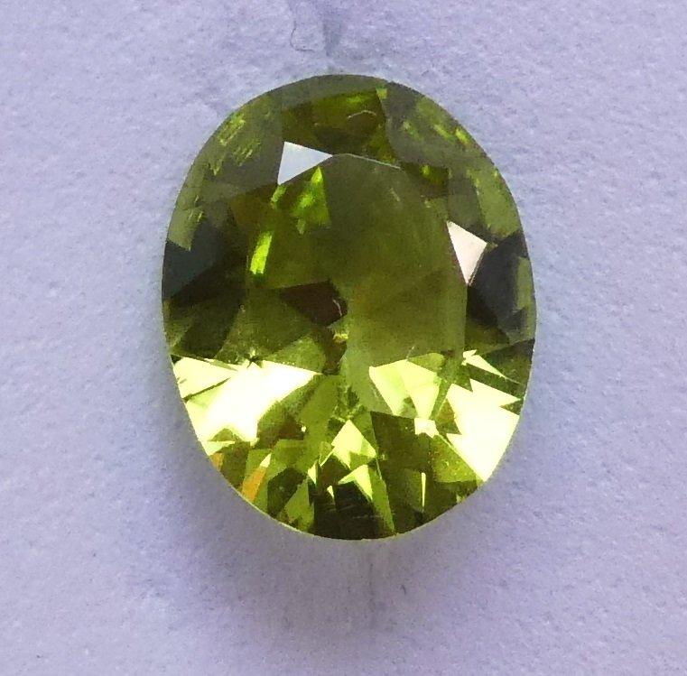 Nincs minimálár Peridot - 2.27 ct - Instituto Gemólogico Español (IGE) #1.0