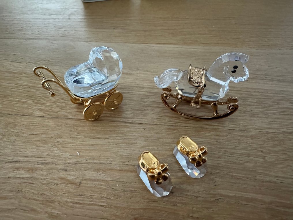 Swarovski - Statuetta in miniatura - Kristallen babypoppenwagen, hobbelpaard en schoentjes (3) - Cristallo #4.3