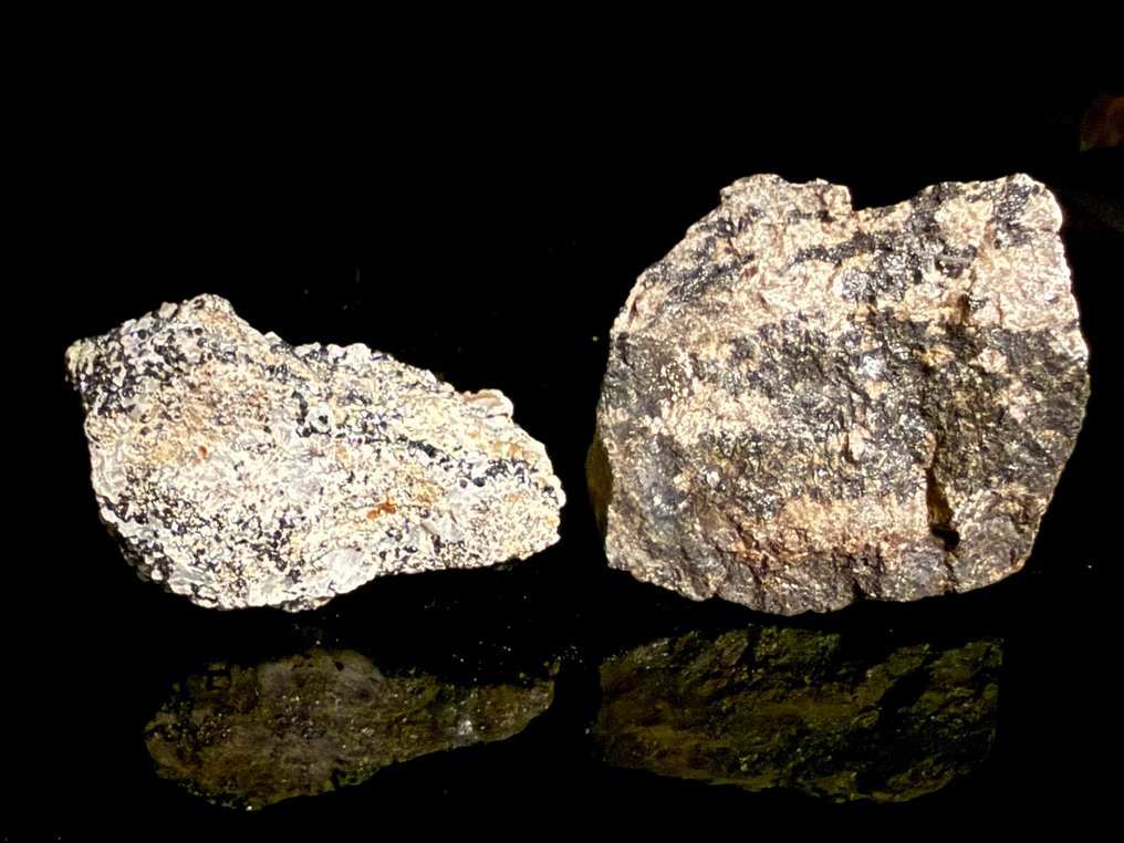 Great combination of bright hardystonite, clinohedrite, willemite and calcite. Fluorescent- 163 g #3.2