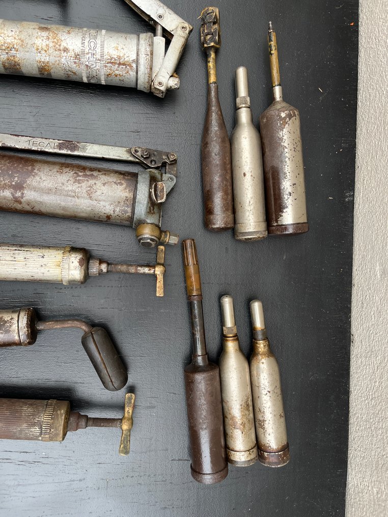 Working tool (12) - Grease pump #3.2