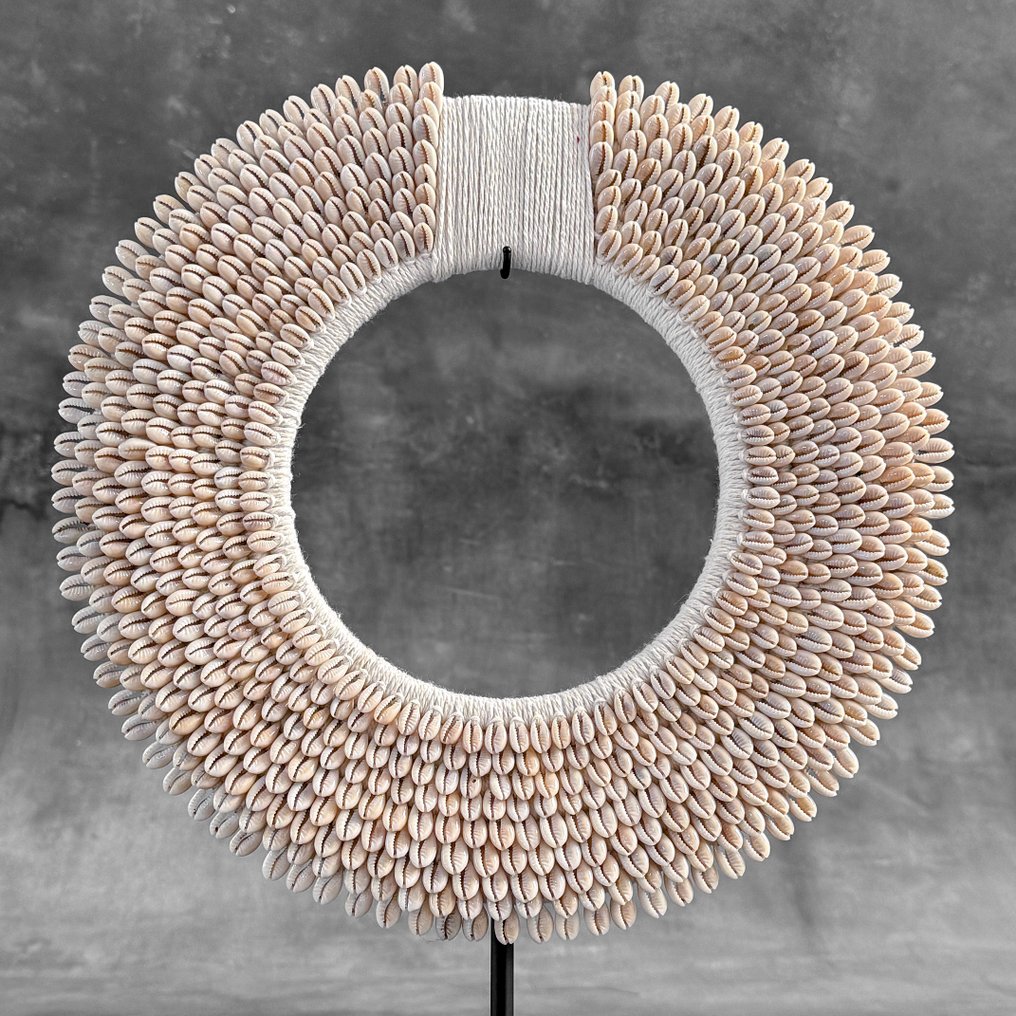 Ornament decorativ (2) - NO RESERVE PRICE - Pair of white coloured tolai necklaces on custom stands - Papua Noua Guinee #4.3