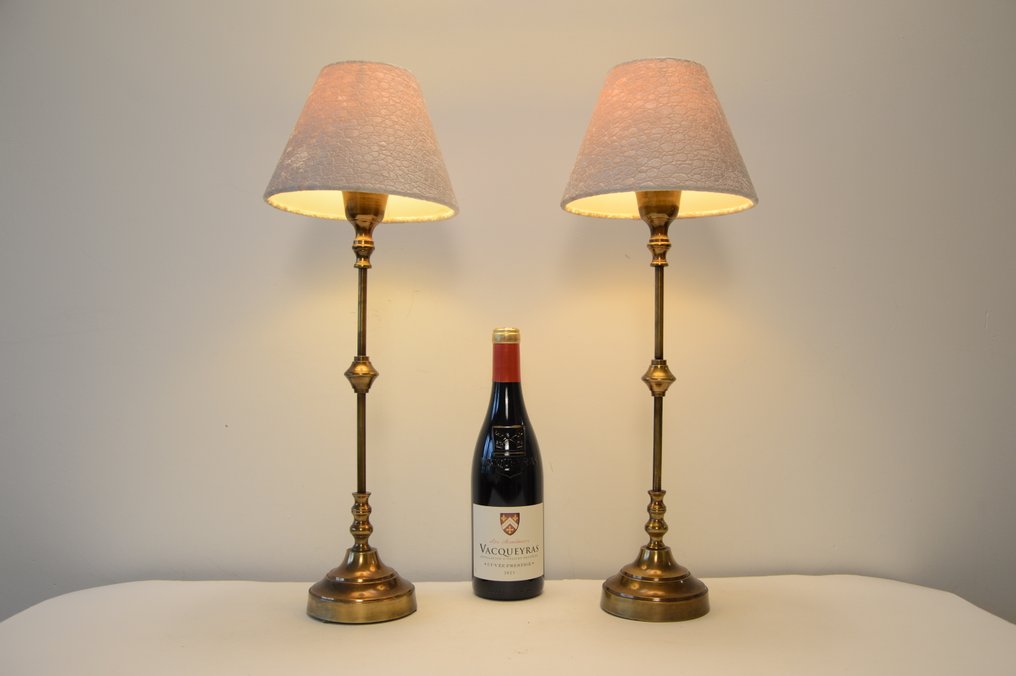 Bordlampe (2) - Et par elegante neoklassiske bordlamper. - Messing, Fløjl #1.0
