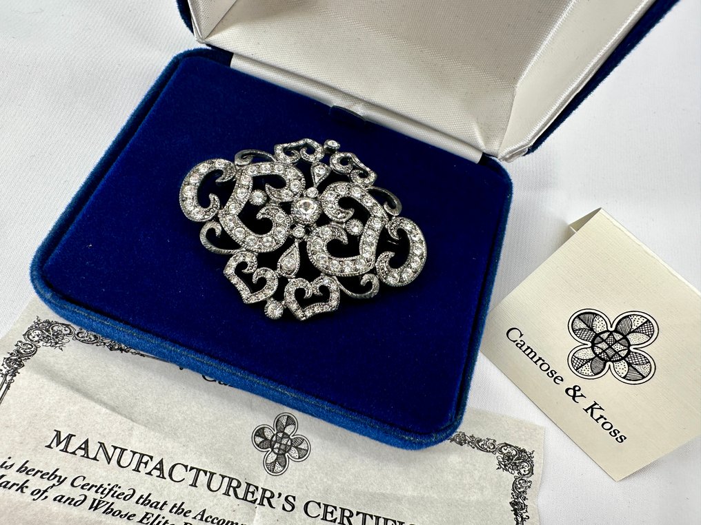 Camrose & Kross - JBK – Μοάβι Jacqueline Kennedy – Αντίγραφο του 1961 White House Scroll Brooch – Επιχρυσωμένο με - Καρφίτσα #1.0