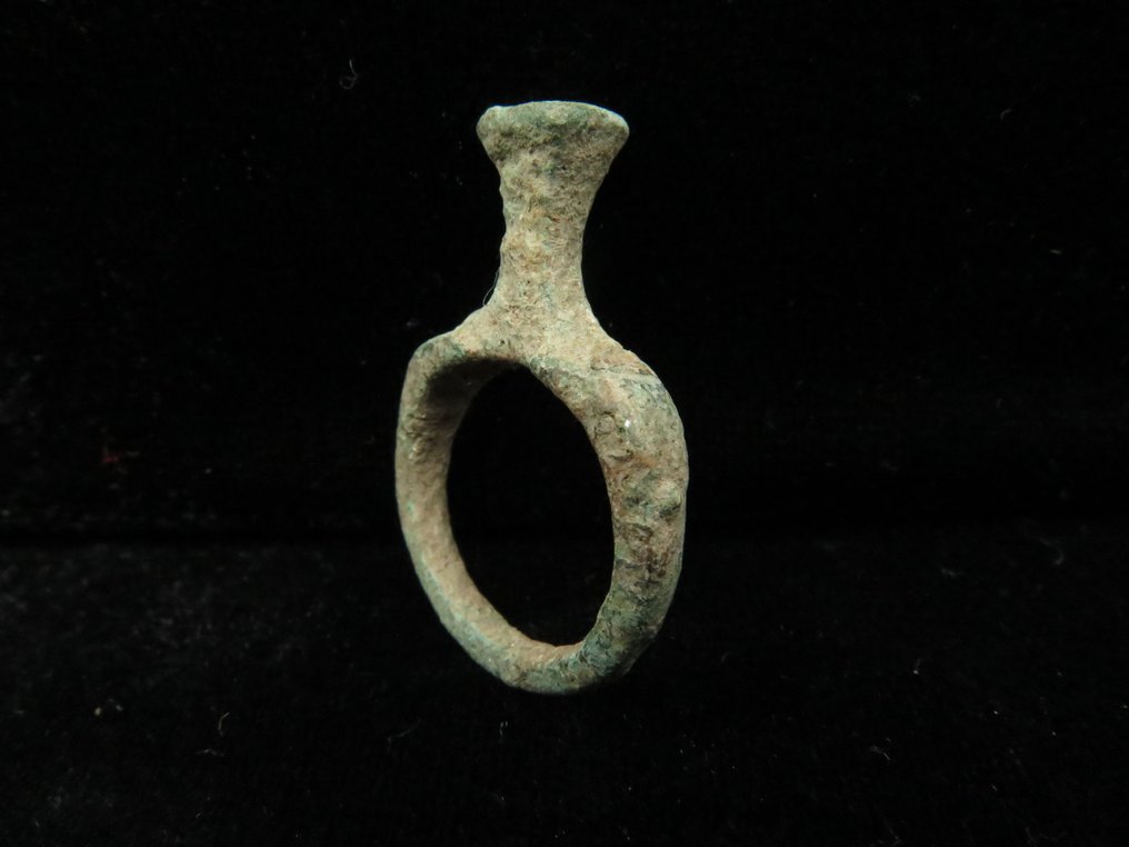 Early medieval Bronze Ring with extended Seal - 16 mm  (No Reserve Price) #1.0