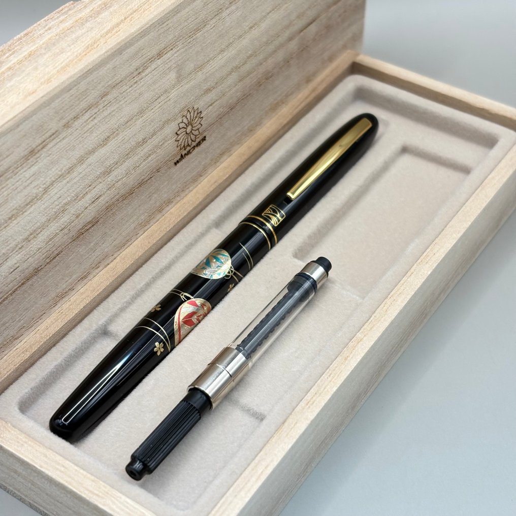 Kuretake & Wancher - Maki-e with Traditional Japanese Ball Game (Mari-asobi) design - Stainless steel nib (M) - Στυλογράφος #1.0