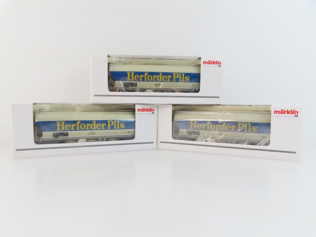 Märklin H0 - 46328 - Model train freight wagon set (1) - Three-piece goods wagon set with a four-axle 'Grossraumschuttgutwagen' featuring 'Herforder Pils' - DB #4.3