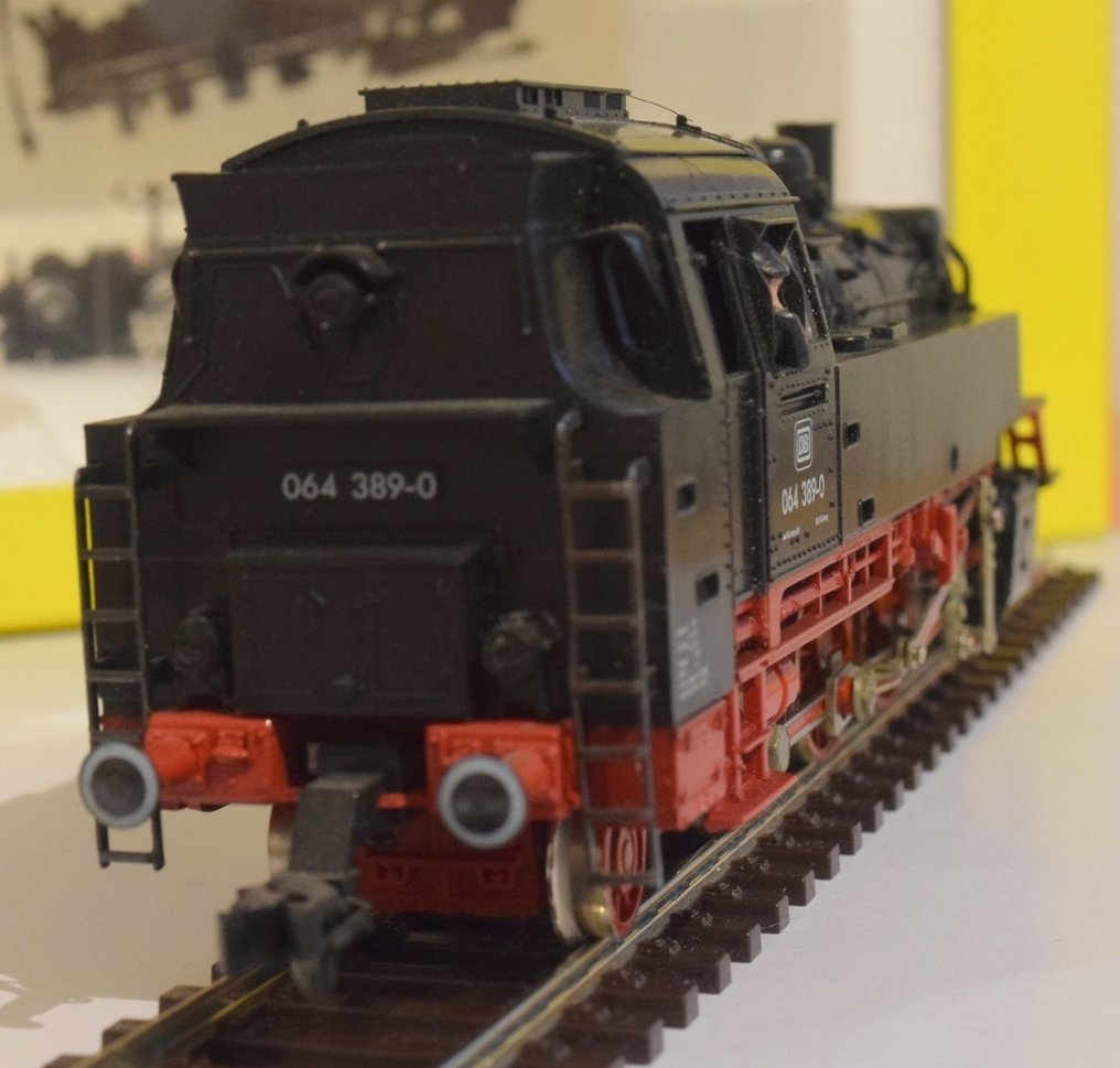 Fleischmann H0 - 4064 - Szerkocsi (1) - BR 064 eredeti dobozban és styrofoaminlay-ben; vezetőfigura jelen van. - DB #1.0