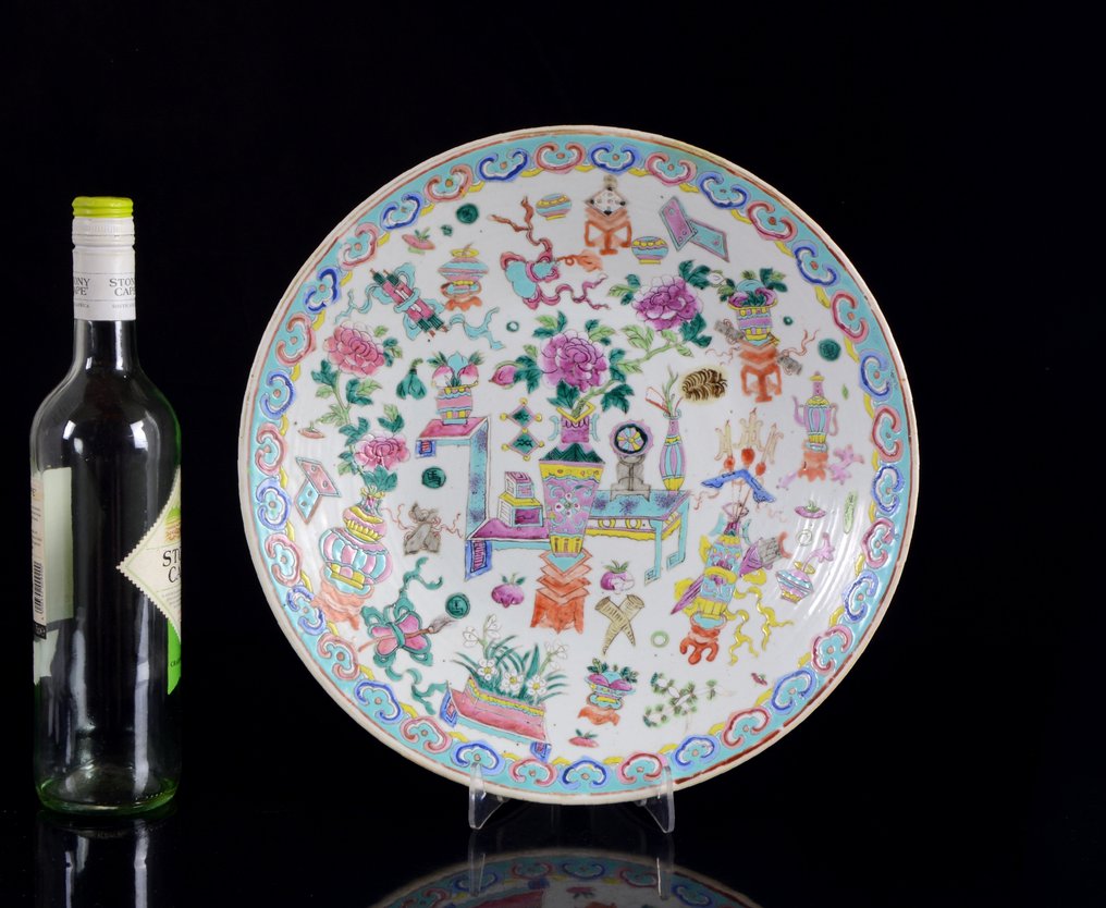 一件大型(直径34.5厘米)中国‘百宝’碟子,托盘。 - 瓷器 - 中國 - 清朝(大清),同治(1862-1874)时期,19世纪。 #2.1