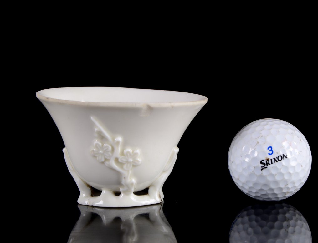 一件大型中国白瓷单色‘Prunus’仿犀牛角献酒杯——无底价 - 瓷 - 中国 - 清朝,早期康熙(1662-1722,康熙)时期,17世纪后期 #1.0