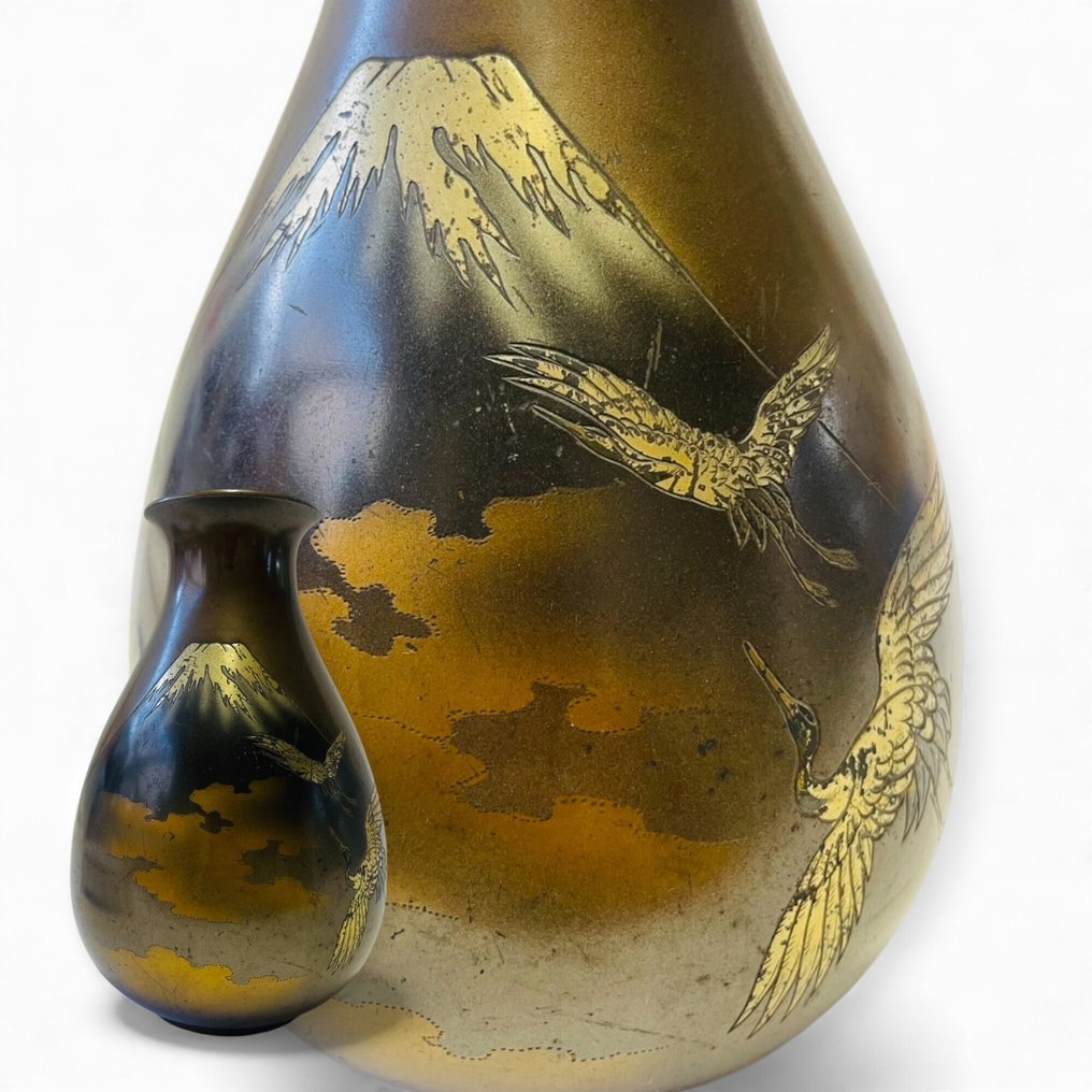 镶嵌富士山和鹤图案的铜花瓶——日本青铜金工 - 瓷 - 日本 - Shōwa period (1926-1989) #1.0