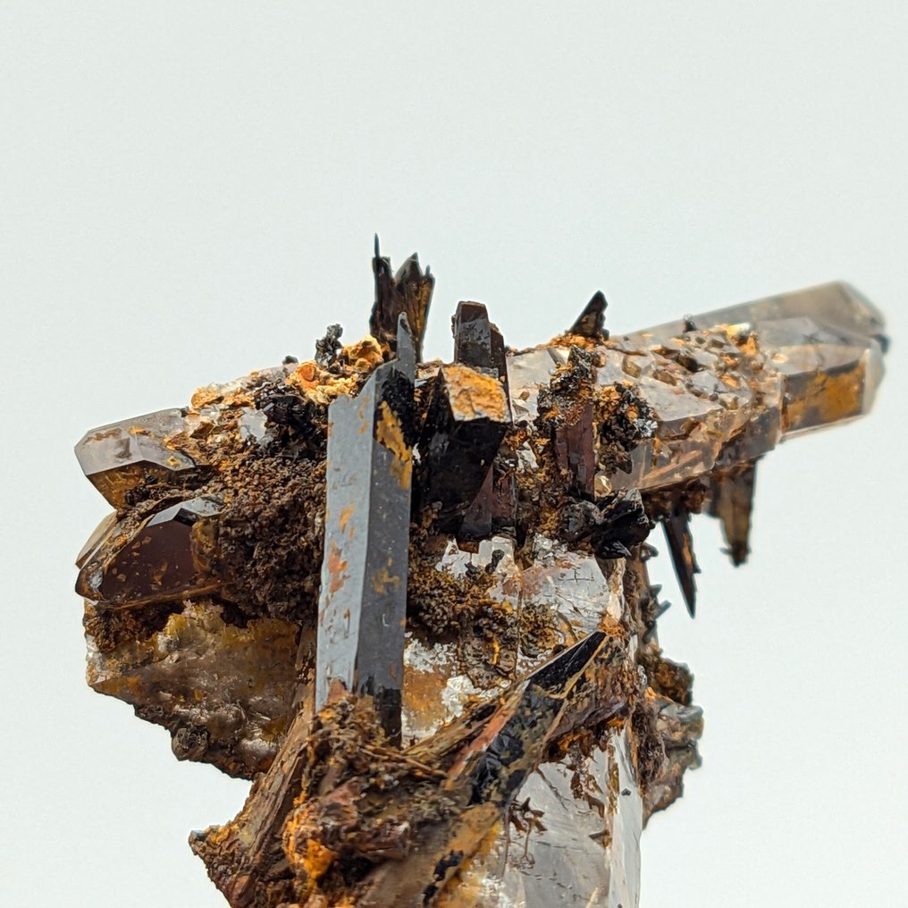 AEGIRINA, κρύσταλλοι ΜΑΥΡΟΙ ενσωματωμένοι σε ΚΑΠΝΙΣΤΟ ΧΑΛΚΟ Κρύσταλλοι στη μήτρα - Ύψος: 70 mm - Πλάτος: 41 mm- 43 g #2.1