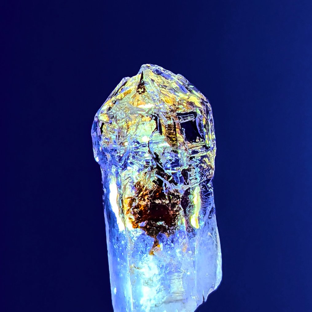 Clivagem de quartzo fluorescente com petróleo, super raro Cristais sob matriz - Altura: 35 mm - Largura: 15 mm- 8 g #4.3