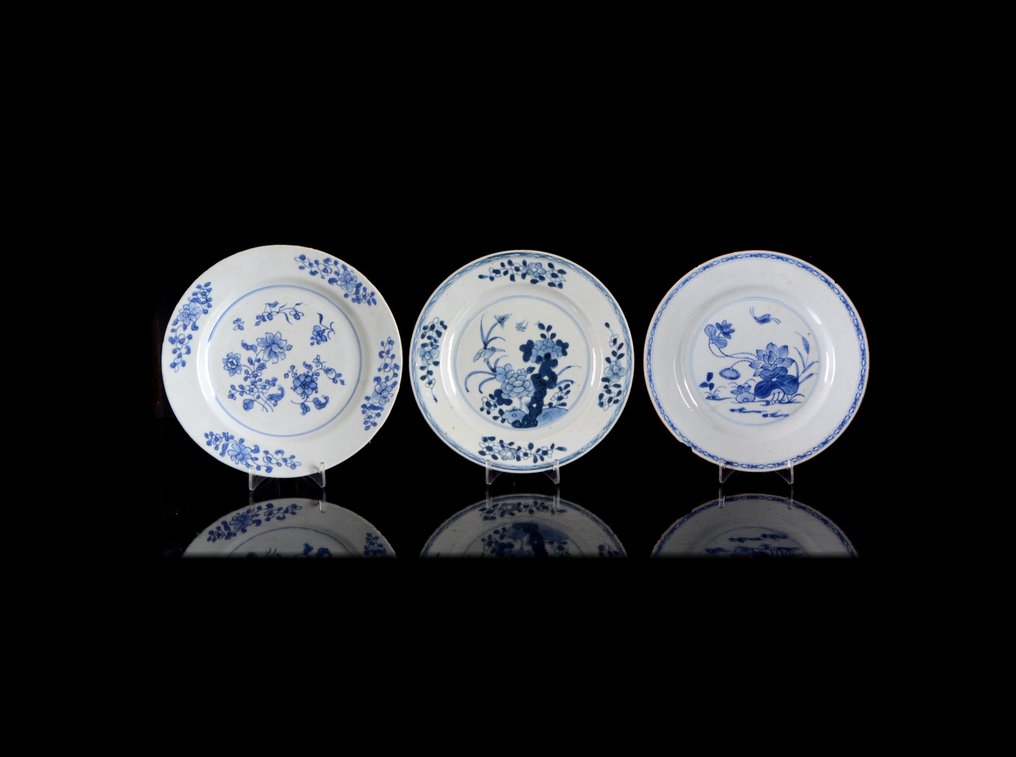 两只中国青花瓷‘花卉’盘和‘莲花池’盘(3)- 无底价 - 瓷 - 中国 - 清朝(大清),乾隆时期(1735-1796,乾隆),18世纪 #1.0