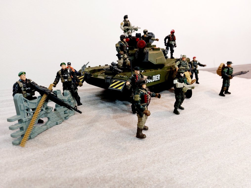 CHAP MEI - Model pojazdu wojskowego (15) - Tank III & Soldier #3.2