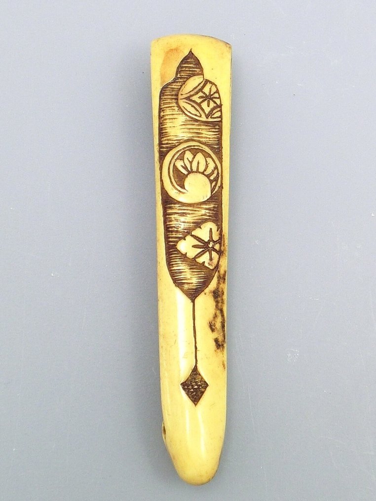 Obihasami Netsuke，正面为花卉设计，背面有三个家族徽章。 - 日本 - Edo Period (1600-1868) #1.0