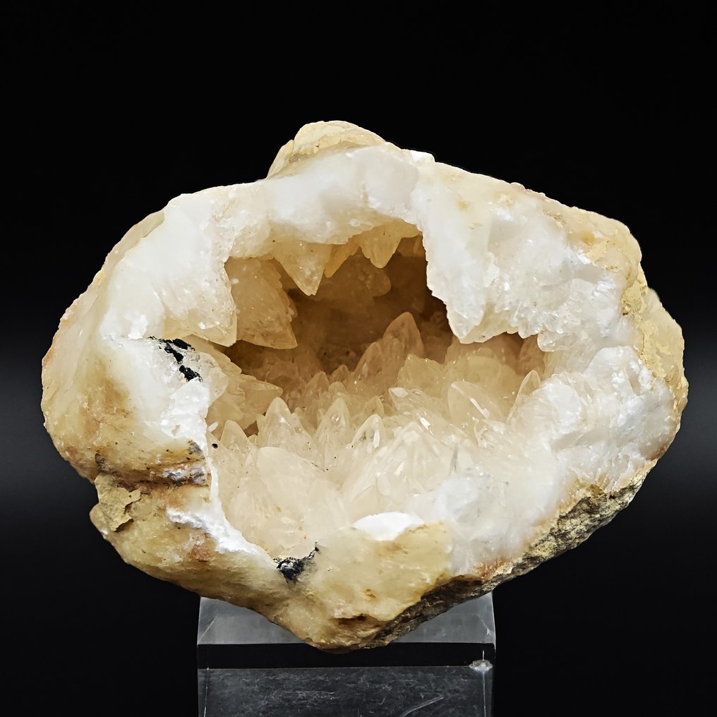 Bianca calcite geode with large crystals, aesthetics. Geode - Height: 101 mm - Width: 83 mm- 319 g #1.0