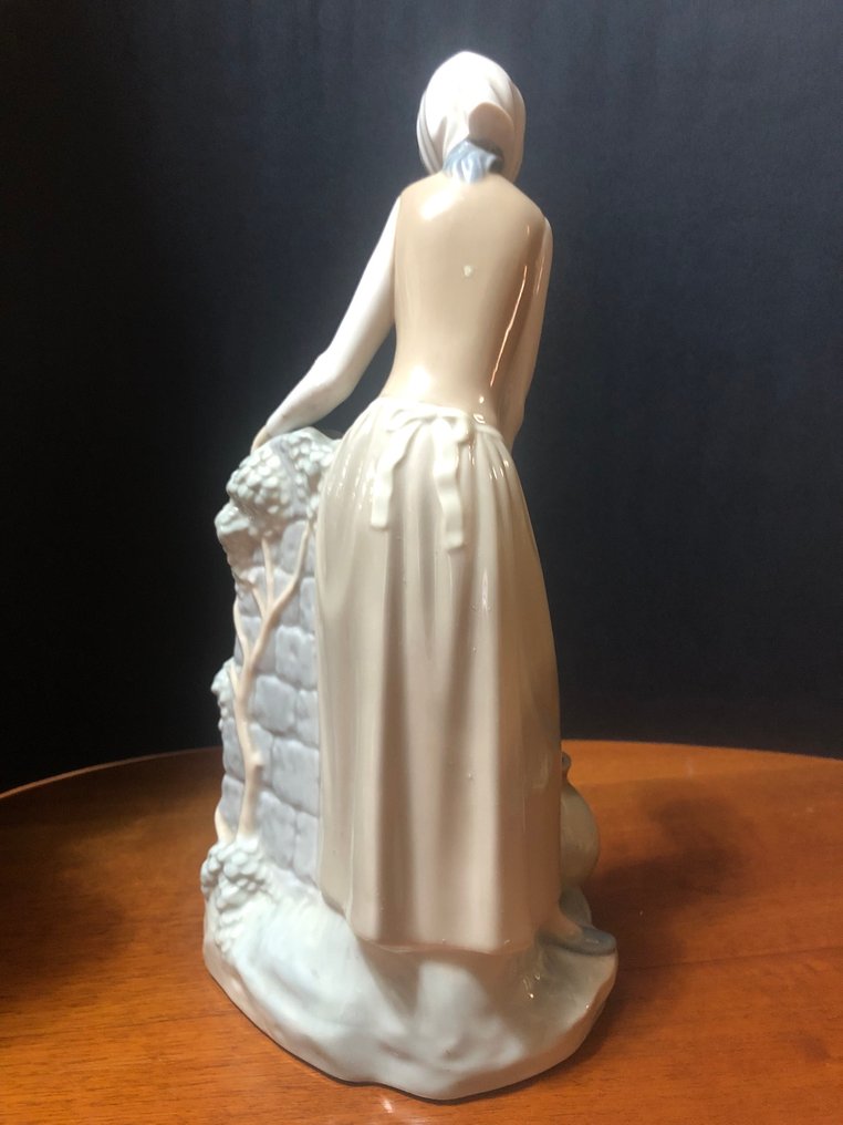 Nao by Lladró - Statuette, Donna alla fontana - 29 cm - Faïence fine #3.2