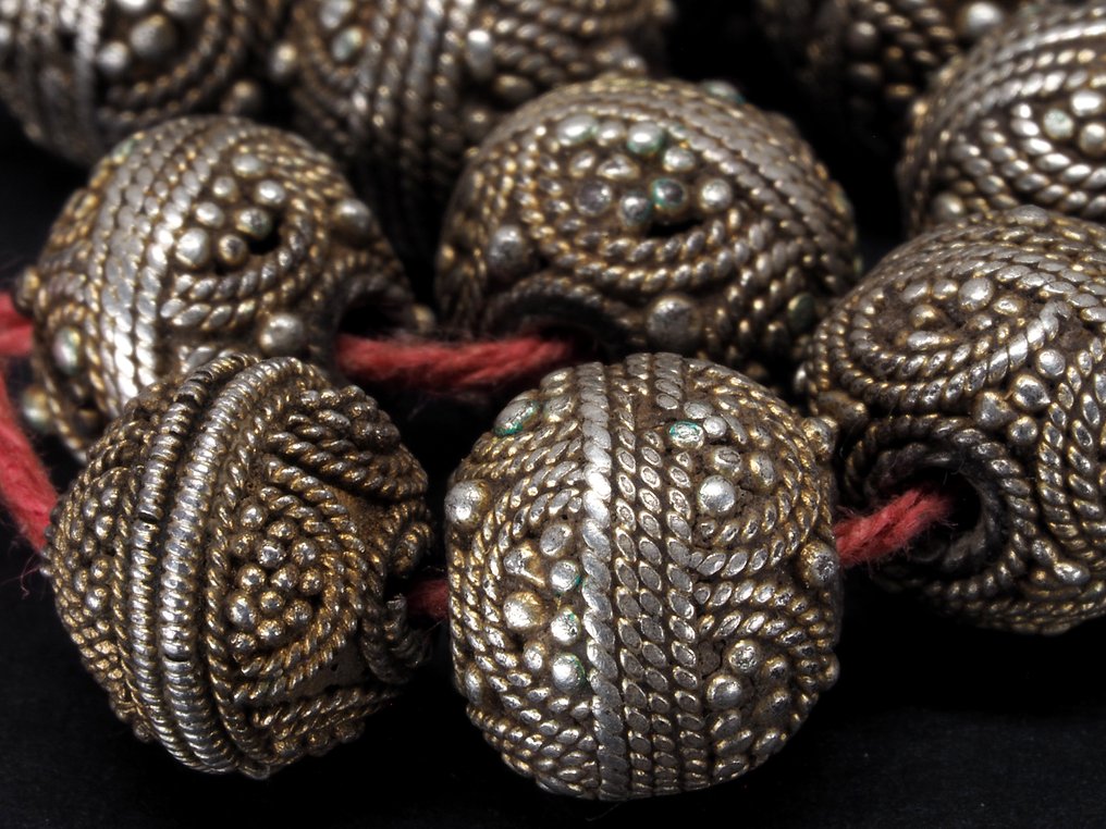 Strand of 12 granulated beads - Silver gilt - Mauritania - first half 20th century #2.1