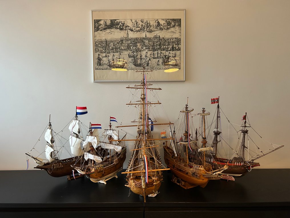 Miniatura de navio (6) - De VOC vloot: De Friesland, Halve Maen, Duyfken, Fluyt en Willem Barentsz. Met bijbehorende poster. - Combinação extremamente rara. #1.0