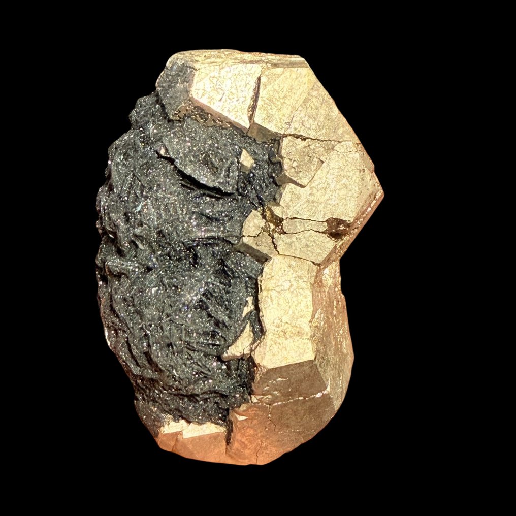 Pyrite pentagon-dodecahedral with hematite. - Height: 11 cm - Width: 7 cm- 800 g #4.3