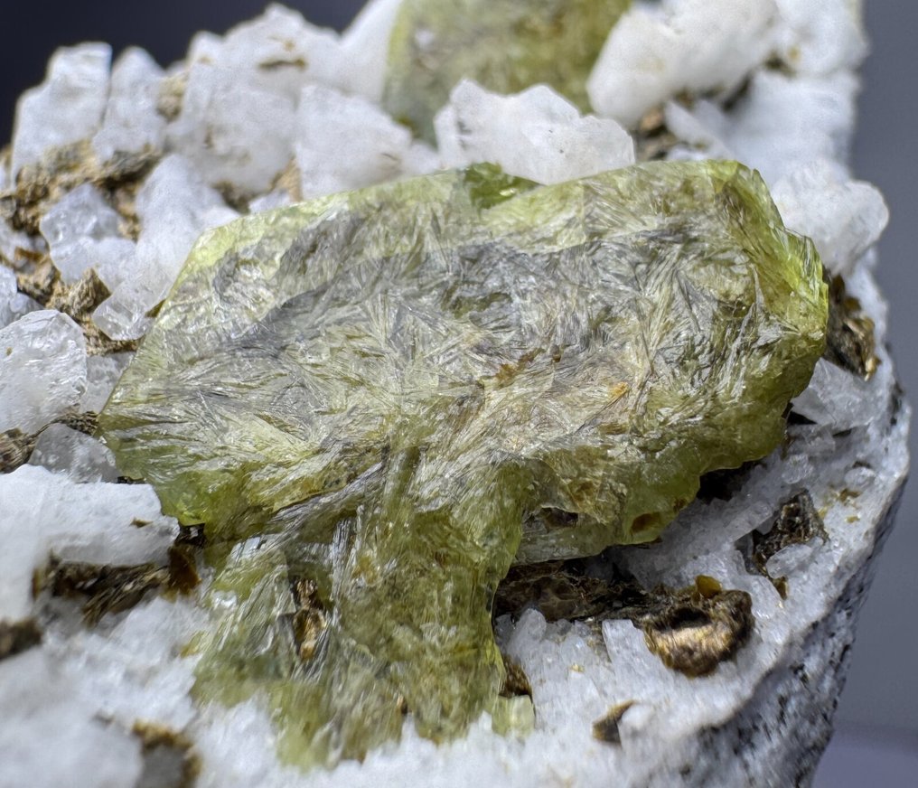 Sphene Crystals - Height: 42 mm - Width: 34 mm- 60 g - (1) #4.3