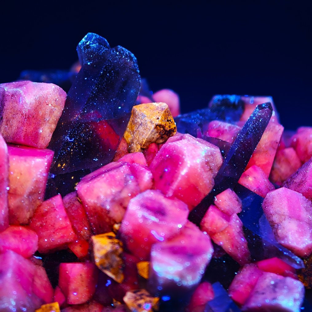 Dozens of zircon stones set in smoky quartz and microclino, Malawi. Crystals on matrix - Height: 149 mm - Width: 84 mm- 532 g #3.2