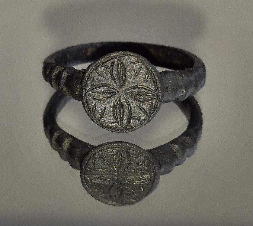 中世紀前期 一枚具有光辉的花卉太阳十字架的青铜戒指。状况极佳。  (沒有保留價) #1.0