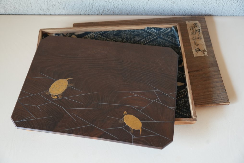 Vassoio - Vassoio di legno decorato con tartarughe in maki-e d'oro (亀蒔絵). - Legno, smalto #1.0