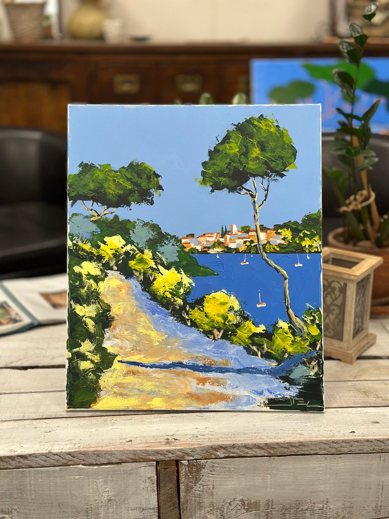 Jiel - Petit sentier aux genêts menant au village, en bord de Méditerranée. #1.0