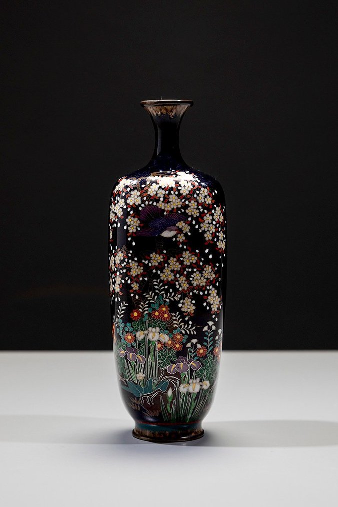 花瓶 - 搪瓷, 一只深蓝色珐琅方形花瓶，带有鸟类和花卉图案。 - 日本 - 明治时期（19世纪后期） #1.0