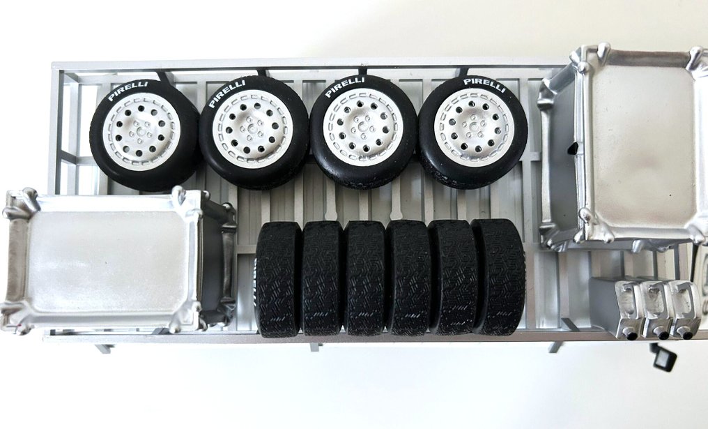 IXO – 1:18 – Lancia / Martini Racing – support truck - Modelauto #4.3