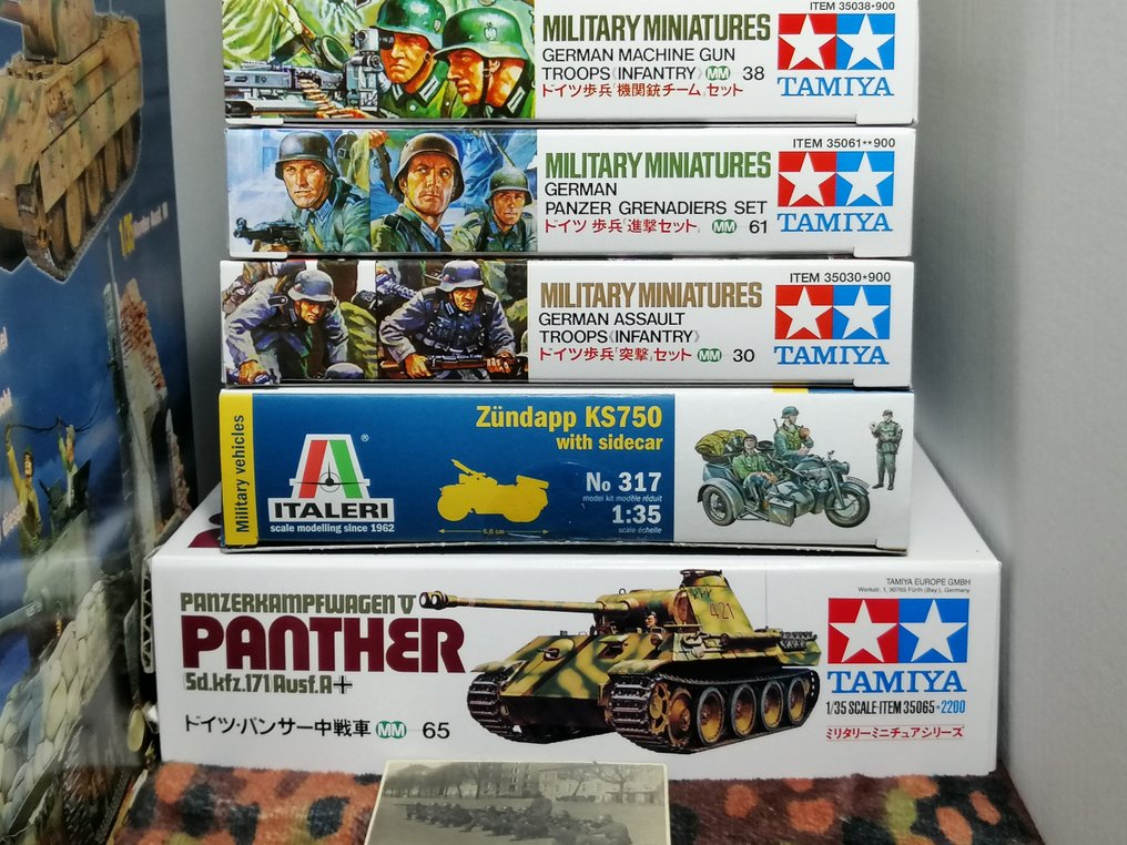 Tamiya + Italeri - 玩具 Lotto Tamiya 'Germania 1943/45' con 5 kit nuovi da assemblare scala 1:35 + 1 rivista + 1 foto - 1940-1950 - 日本 + 意大利 #1.0