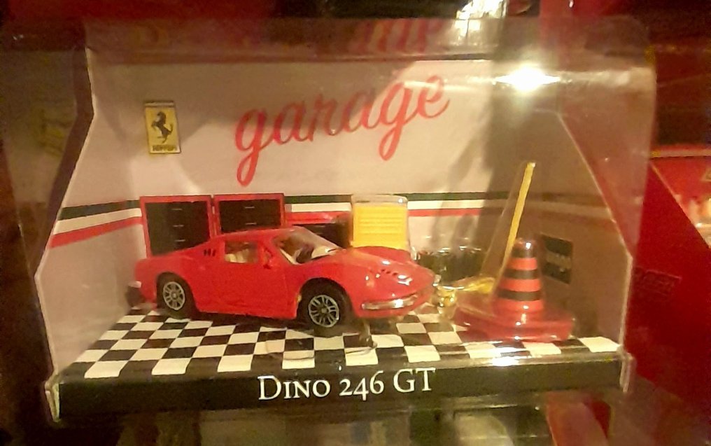 Bburago 1:43 - Machetă mașină sport (15) - Ferrari Race & Play assorted models - Colecție de modele Ferrari #3.2