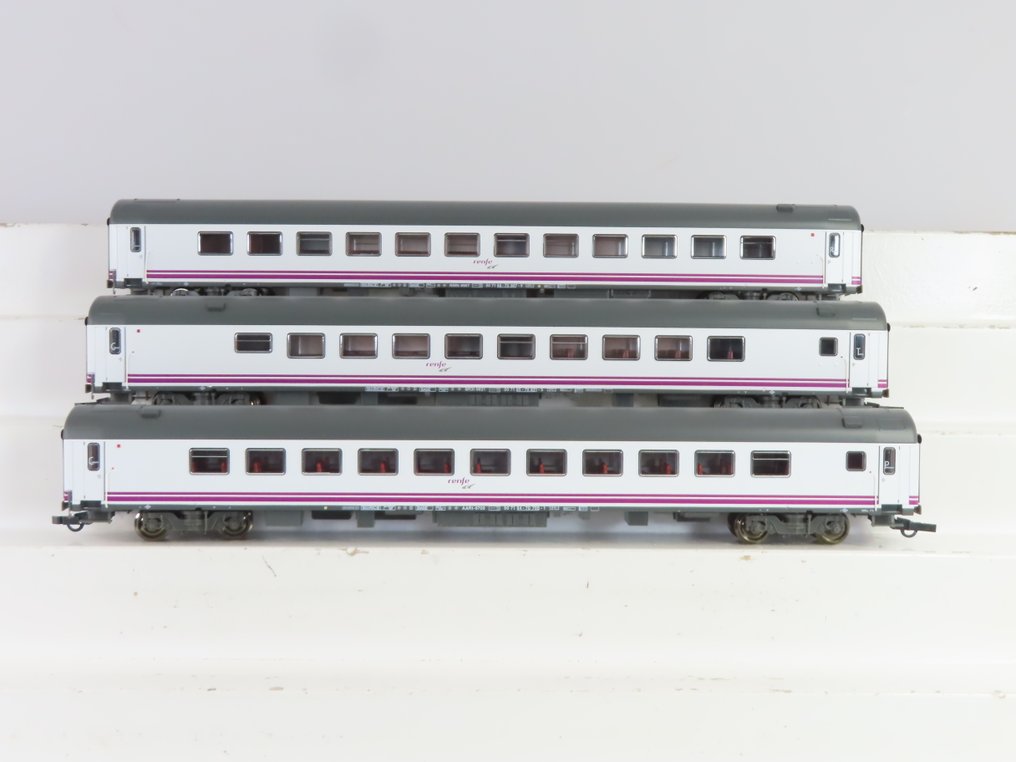 Roco H0 - 45783/45781/45782 - Carrozza passeggeri di modellini di treni (3) - 3x carrozze di treno rapido a 4 posti, prima e seconda classe, incluse carrozze ristorante. - RENFE #1.0