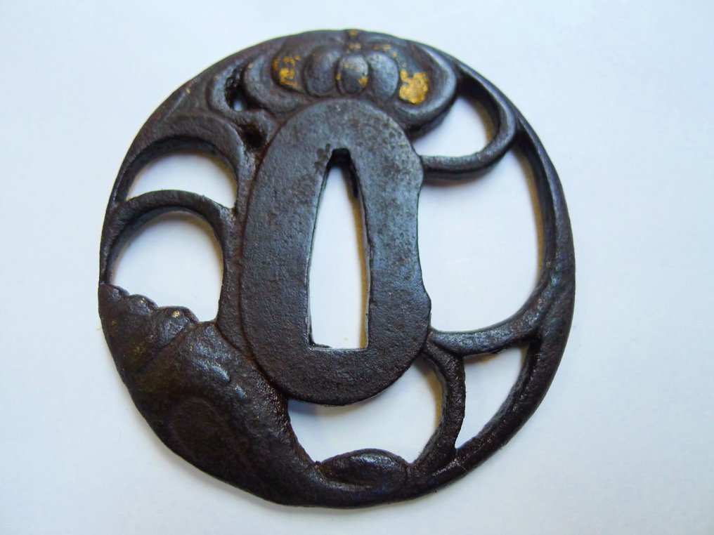美丽的菊花，海贝图案的 sukashi tsuba - 日本 - Mid Edo period #1.0