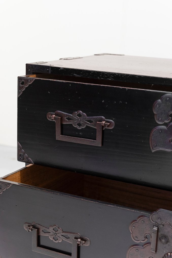抽屜櫃 - 一款日式深色桐木唐桑箱，有两个抽屉 - 日本 - 明治时期（19世纪后期） #3.2