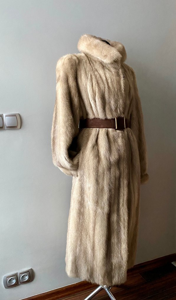 Artisan Furrier - Abrigo de piel #3.2