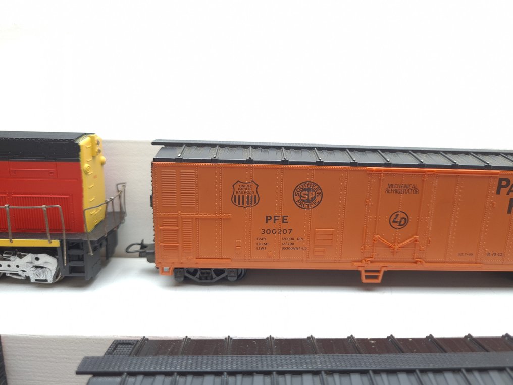 Lima, Athearn H0 - 303226E - Σετ τρένων (8) - EMD SD40T-2 συνάντησε 7 Boxcar 'Pacific Fruit Express'. - Southern Pacific #3.2