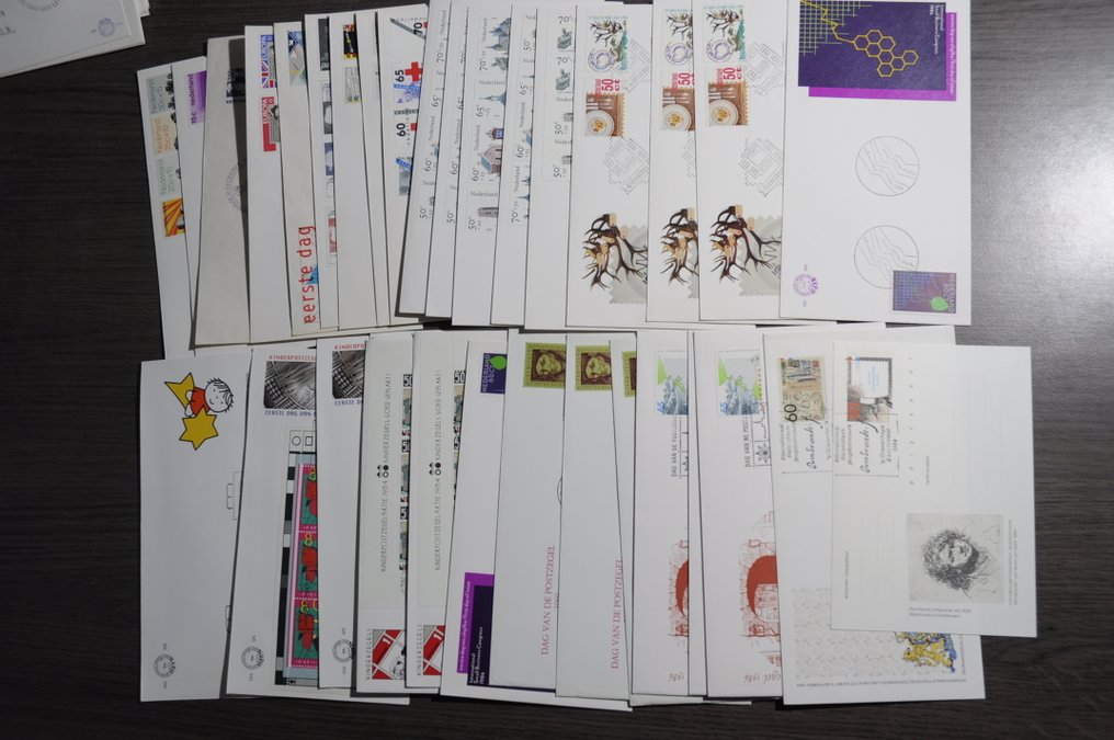 Nederländerna  - Parti med 100-stycken FDC i en låda. #3.2