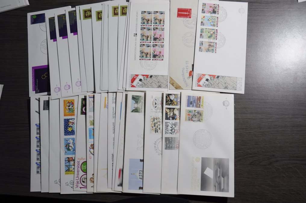 Nederländerna  - Parti med 100-stycken FDC i en låda. #2.1