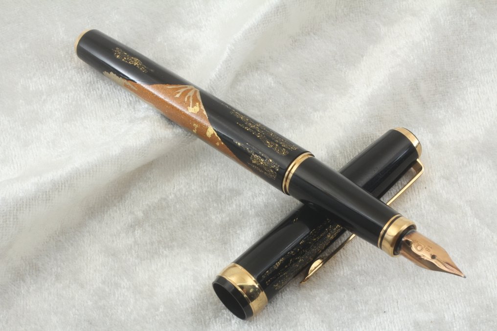 Platinum - Maki-e Aka-Fuji "赤富士" Black Lacquer Gold Decoration 18K Nib Japan - 钢笔 #1.0