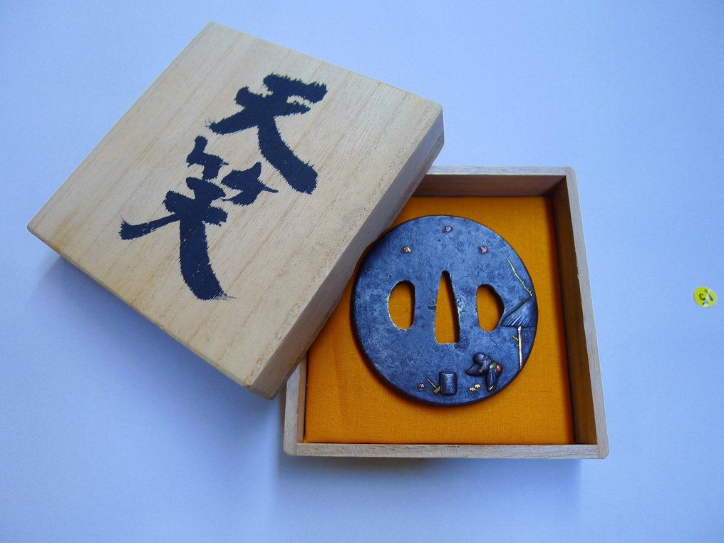 金银镶嵌鸟农夫、篮子、锤子图案的护手带盒子 - 日本 - Mid Edo period #1.0