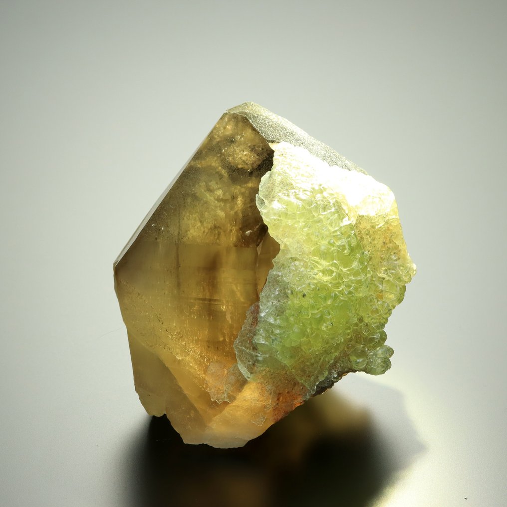 精彩的QUARTZ品种：烟水晶配荧光海蓝宝，来自纳米比亚Erongo。 标本 - 高度: 6.6 cm - 宽度: 5.6 cm- 144 g #2.1