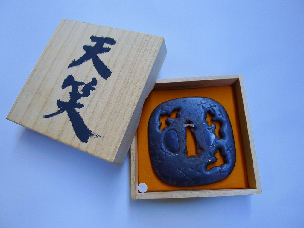 美丽的标志 正阿弥 透かし鐔，带盒子 - 日本 - Mid Edo period #1.0